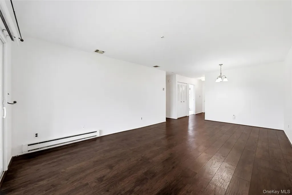 65 Harbor N Amityville NY 11701