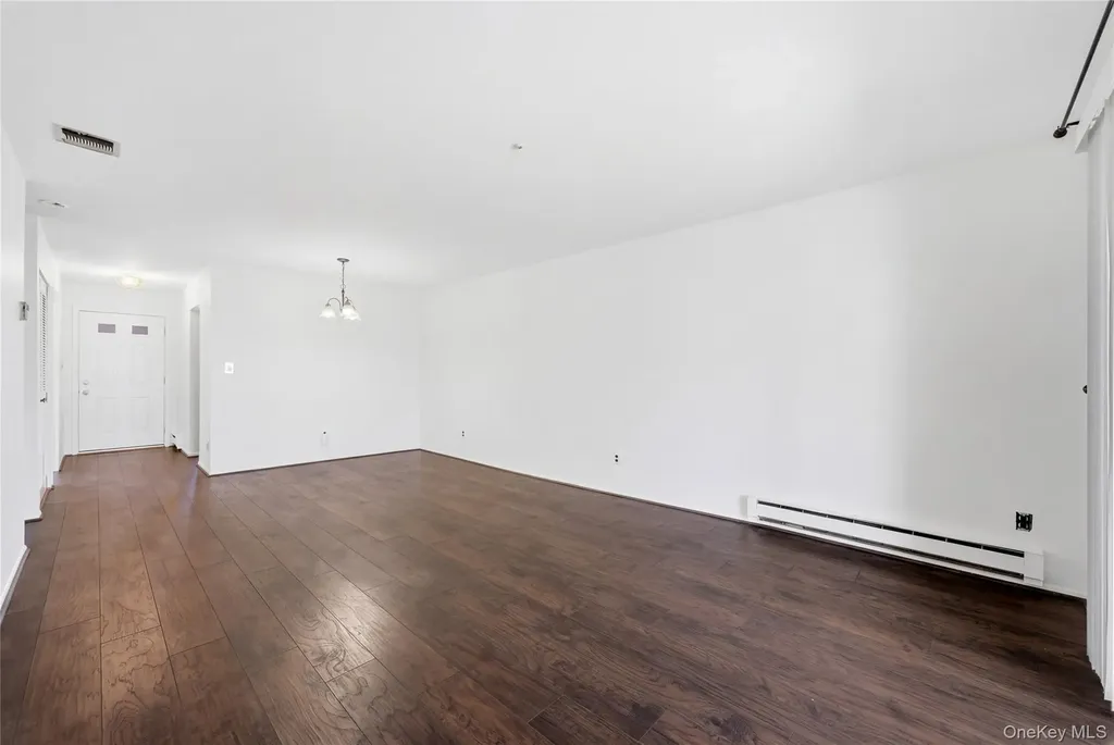 65 Harbor N Amityville NY 11701