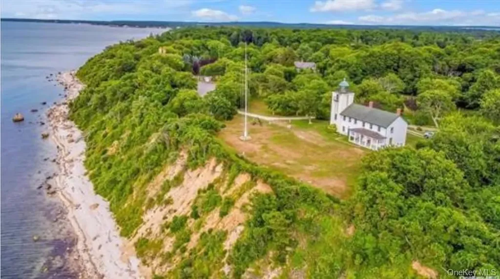 25 Lighthouse Road Southold NY 11971