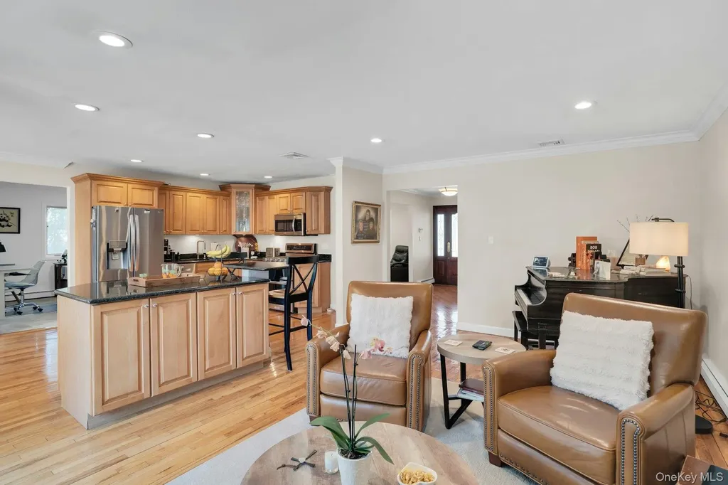 44 Mcculloch Drive Dix Hills NY 11746