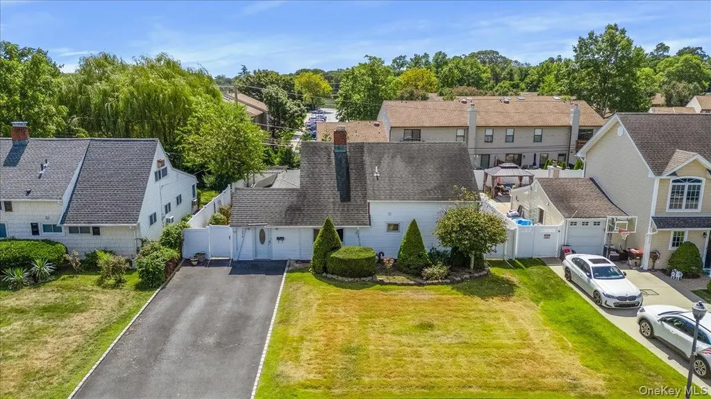 236 Duckpond Drive S Wantagh NY 11793