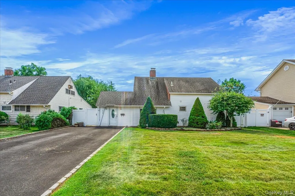 236 Duckpond Drive S Wantagh NY 11793