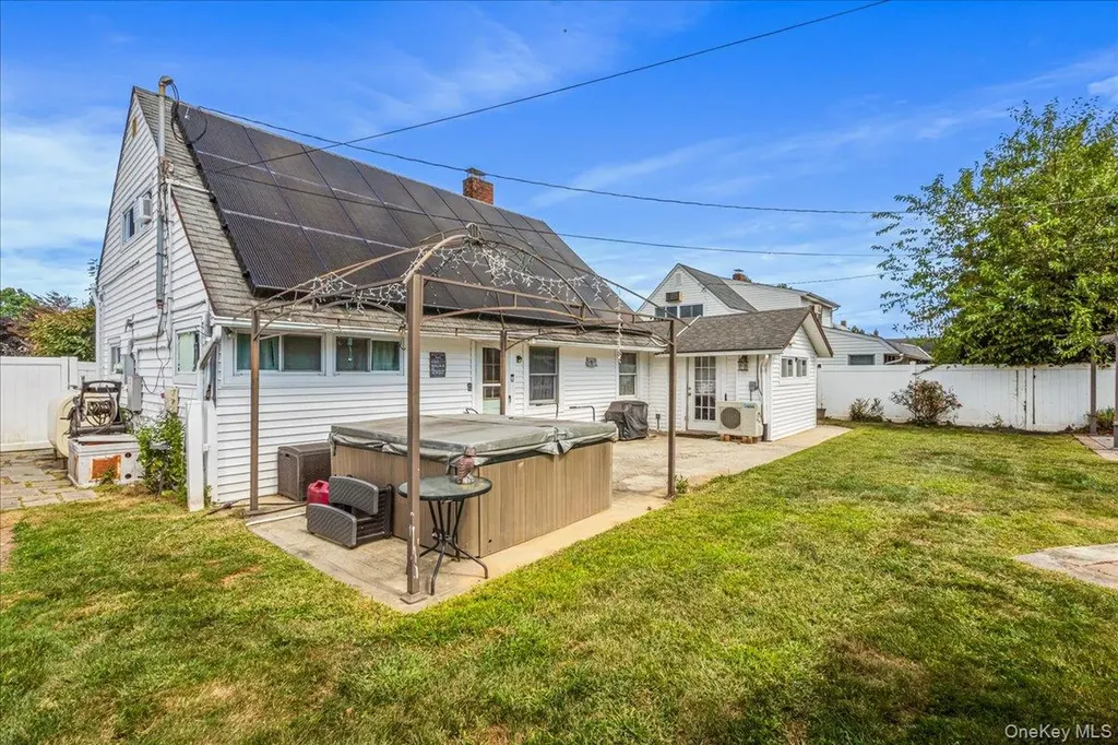 236 Duckpond Drive S Wantagh NY 11793