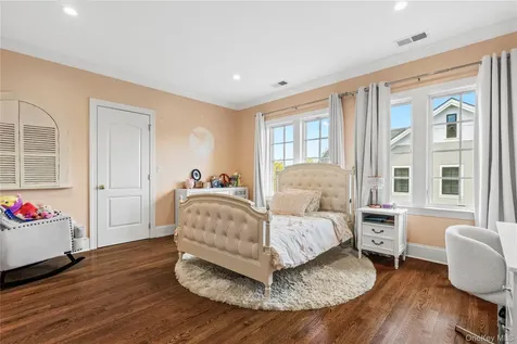 7 Brittany Lane New Rochelle NY 10805