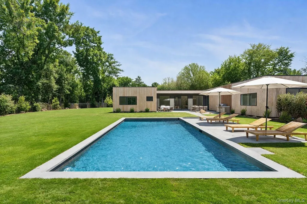 32 School Street East Hampton NY 11937