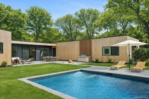32 School Street East Hampton NY 11937