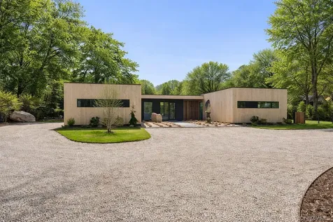 32 School Street East Hampton NY 11937