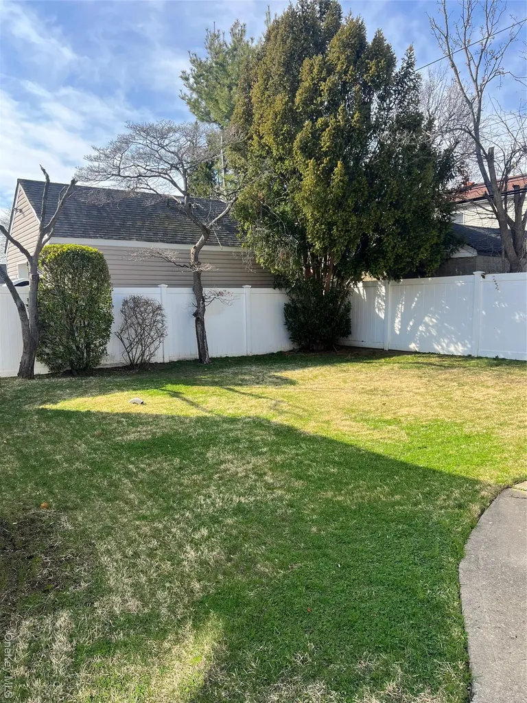 1016 Oaks Drive Franklin Square NY 11010