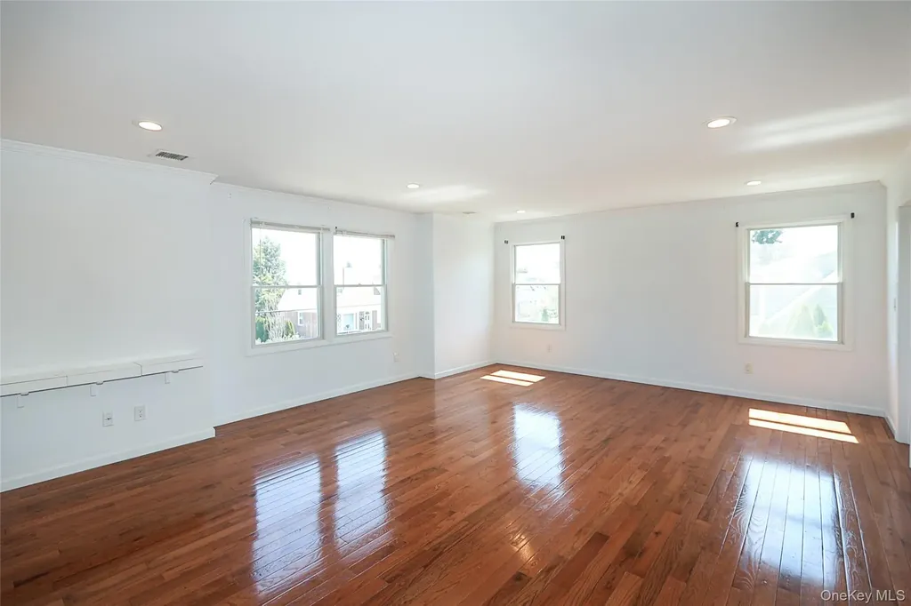 489 Emory Road Mineola NY 11501