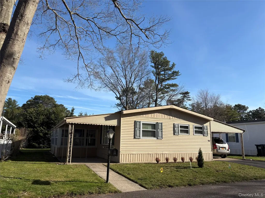 525/207 Riverleigh Avenue Riverhead NY 11901