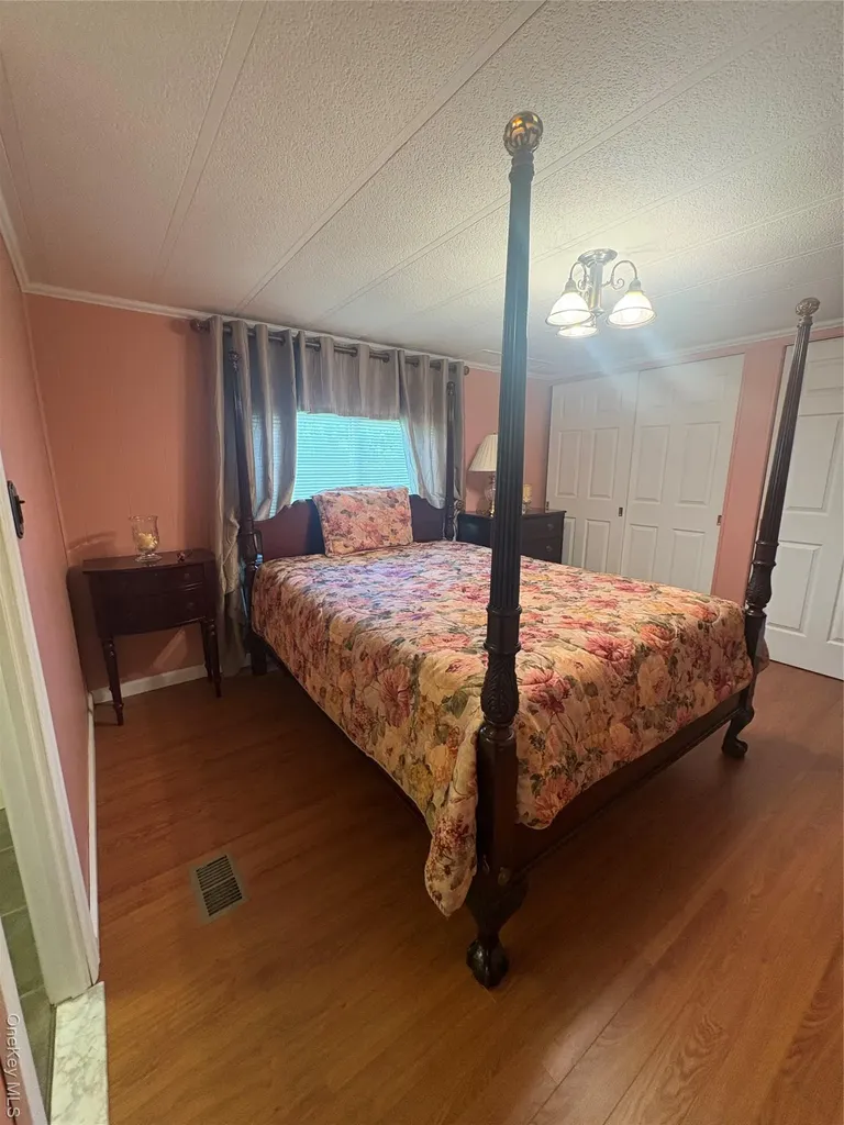 525/207 Riverleigh Avenue Riverhead NY 11901