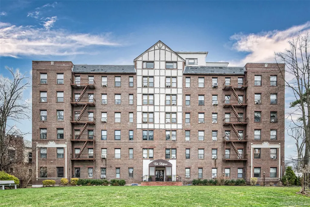 37 Brompton Road Great Neck NY 11021