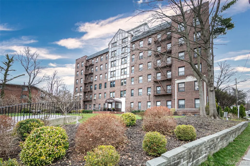 37 Brompton Road Great Neck NY 11021