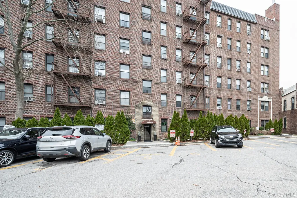 37 Brompton Road Great Neck NY 11021
