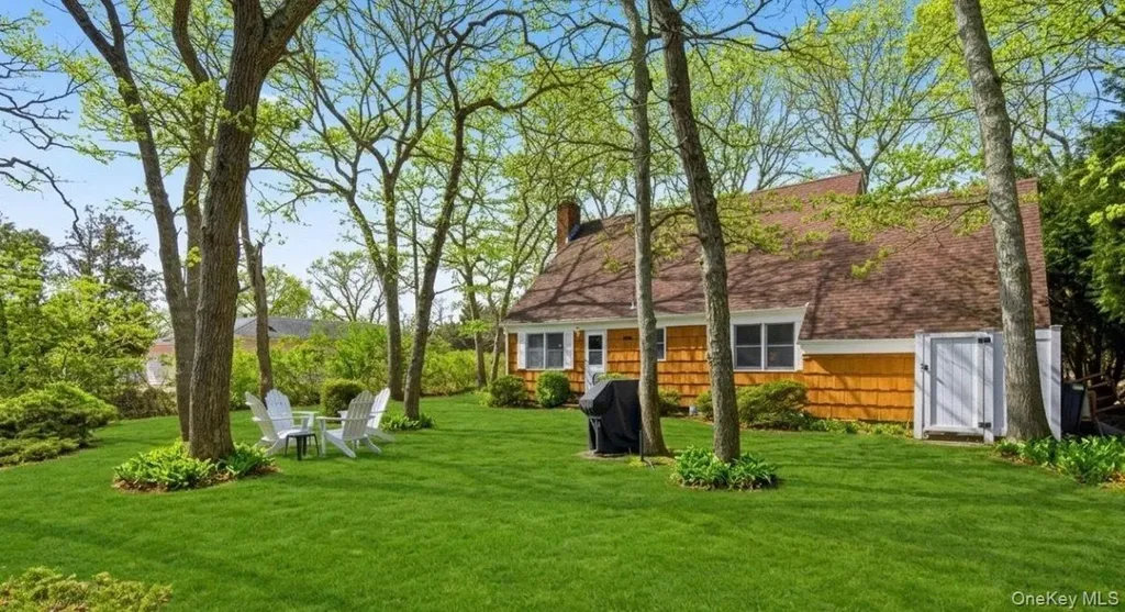 3 Foster Avenue Hampton Bays NY 11946
