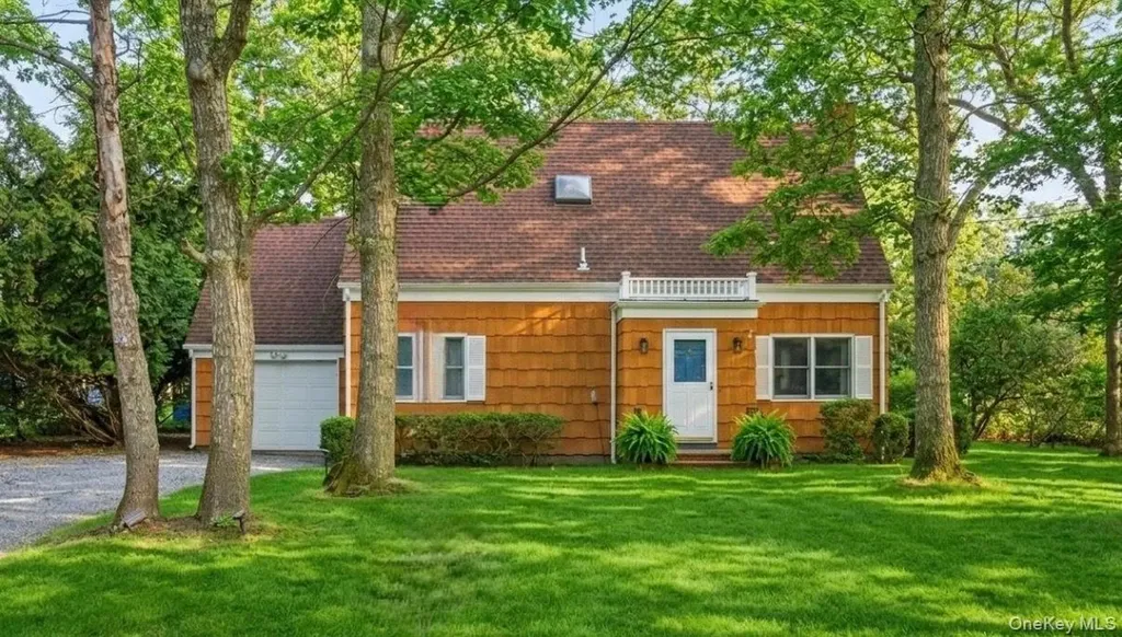 3 Foster Avenue Hampton Bays NY 11946