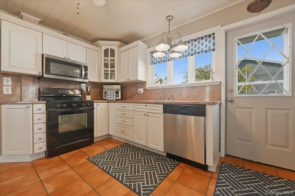 197 S 4th Street Lindenhurst NY 11757