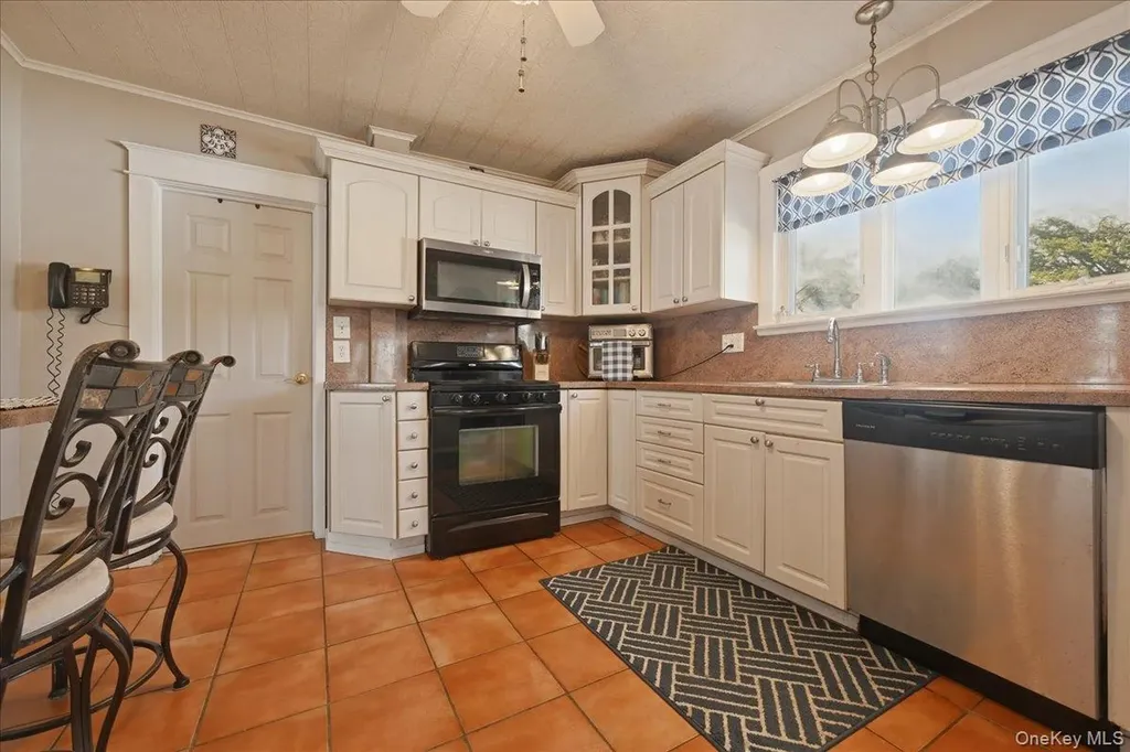 197 S 4th Street Lindenhurst NY 11757