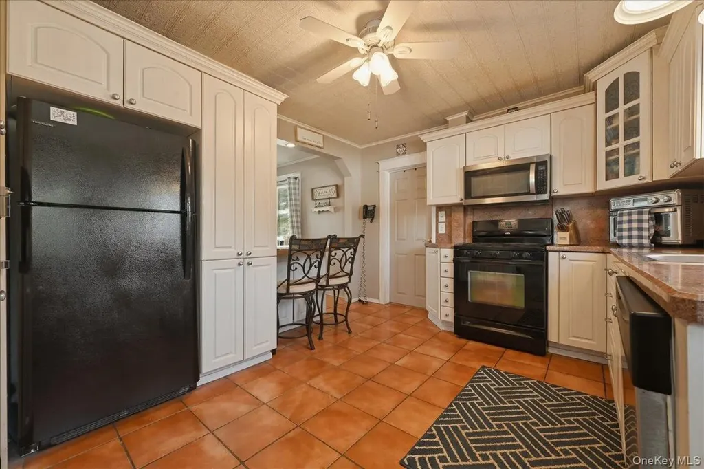 197 S 4th Street Lindenhurst NY 11757