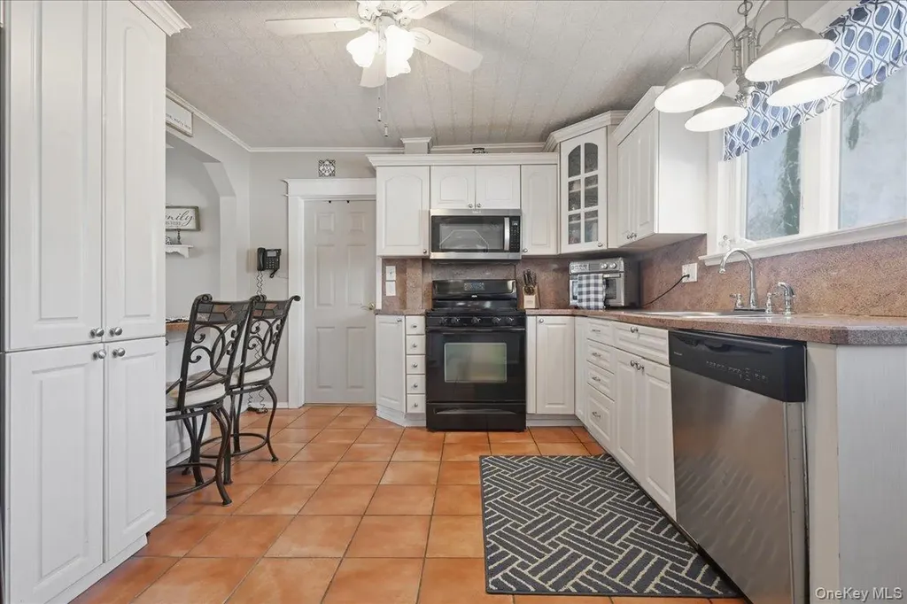 197 S 4th Street Lindenhurst NY 11757