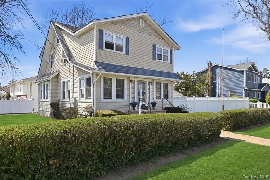 197 S 4th Street Lindenhurst NY 11757