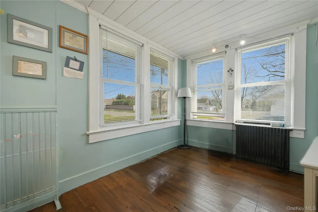 197 S 4th Street Lindenhurst NY 11757