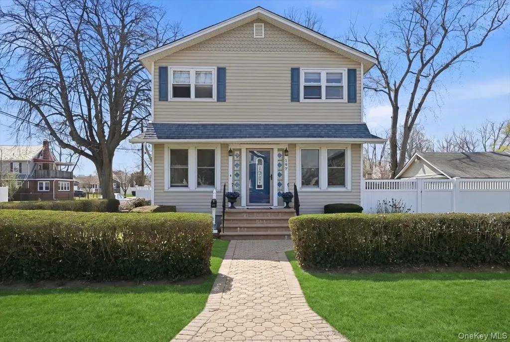 197 S 4th Street Lindenhurst NY 11757