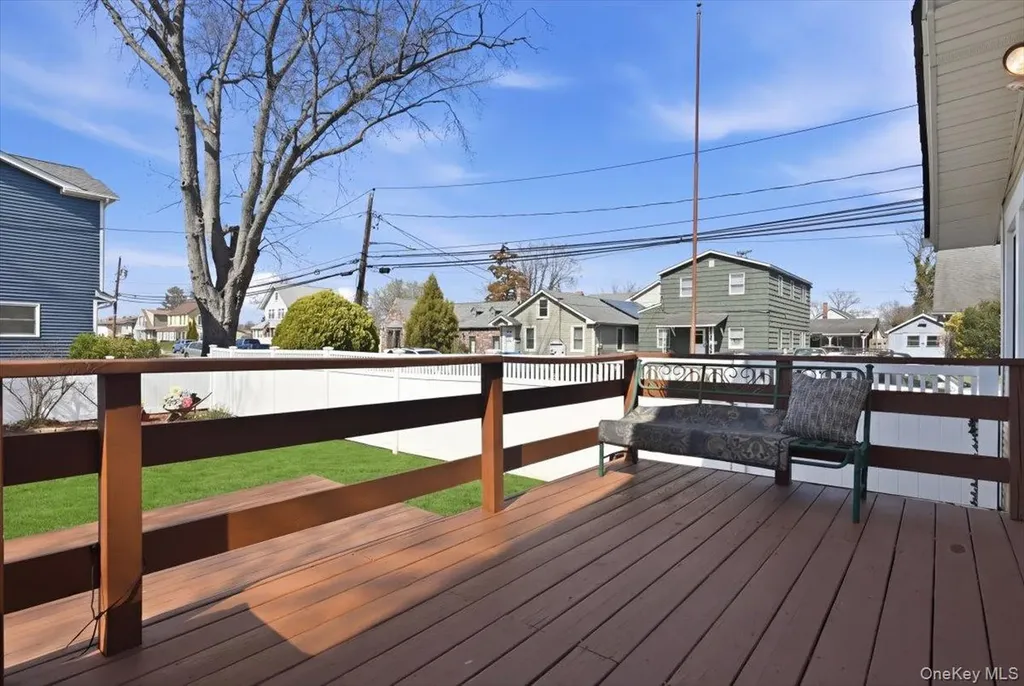 197 S 4th Street Lindenhurst NY 11757