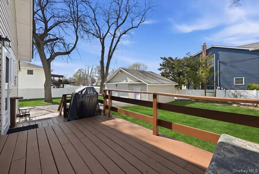 197 S 4th Street Lindenhurst NY 11757