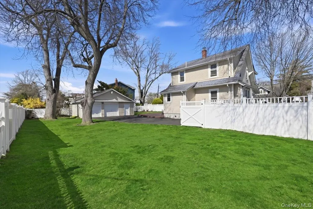197 S 4th Street Lindenhurst NY 11757