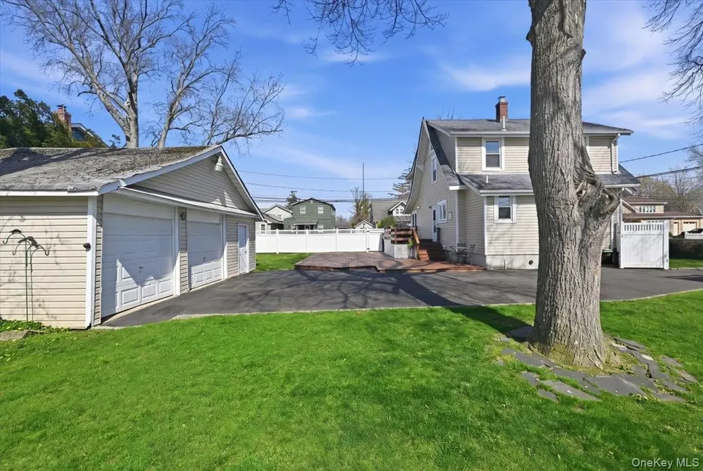 197 S 4th Street Lindenhurst NY 11757
