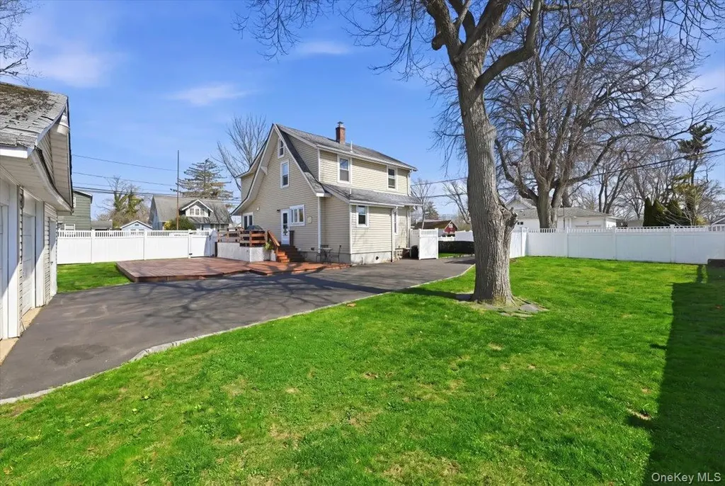 197 S 4th Street Lindenhurst NY 11757