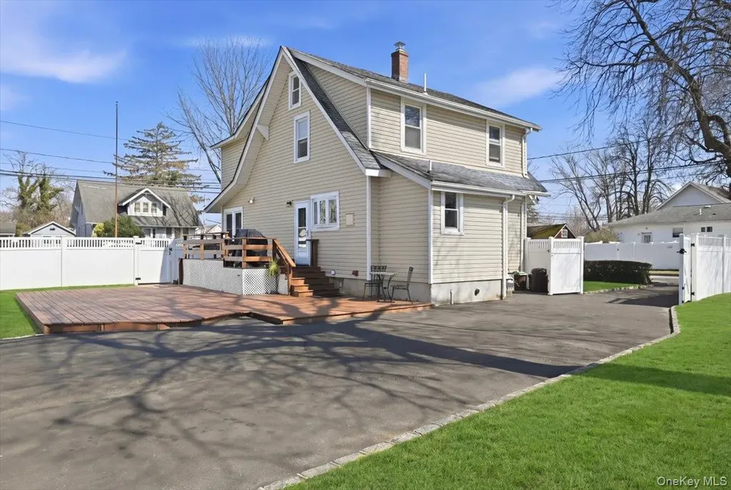 197 S 4th Street Lindenhurst NY 11757
