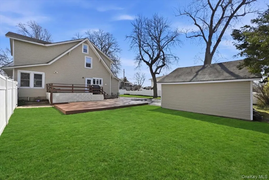 197 S 4th Street Lindenhurst NY 11757