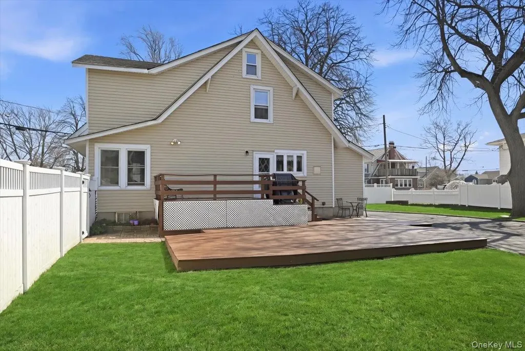 197 S 4th Street Lindenhurst NY 11757