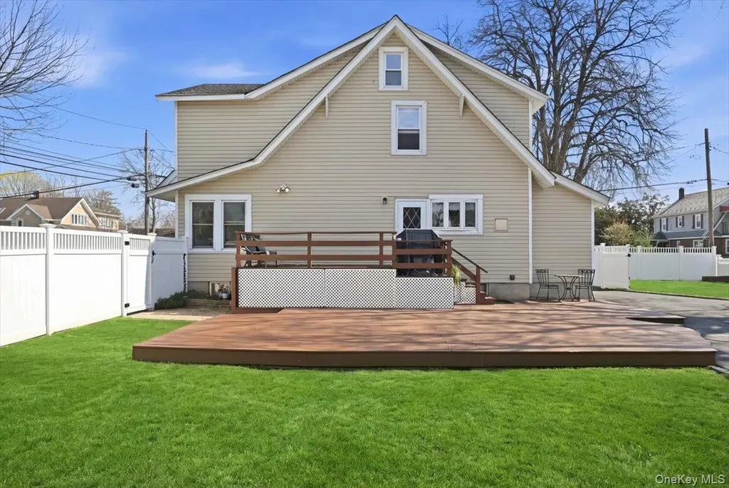 197 S 4th Street Lindenhurst NY 11757