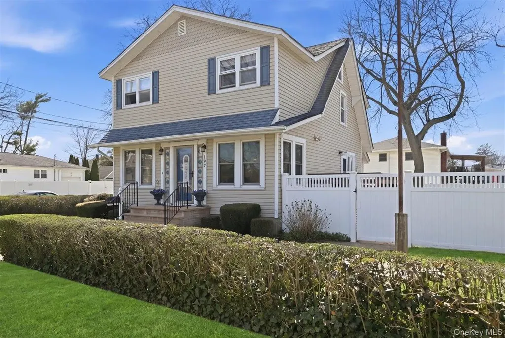 197 S 4th Street Lindenhurst NY 11757