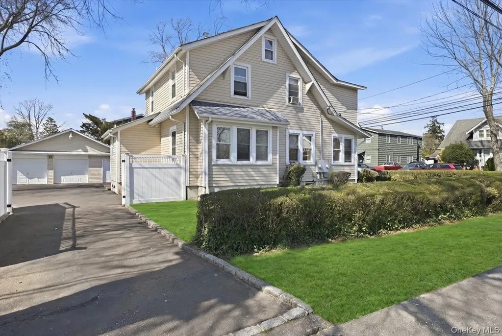197 S 4th Street Lindenhurst NY 11757