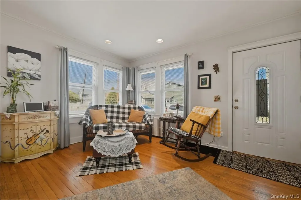 197 S 4th Street Lindenhurst NY 11757