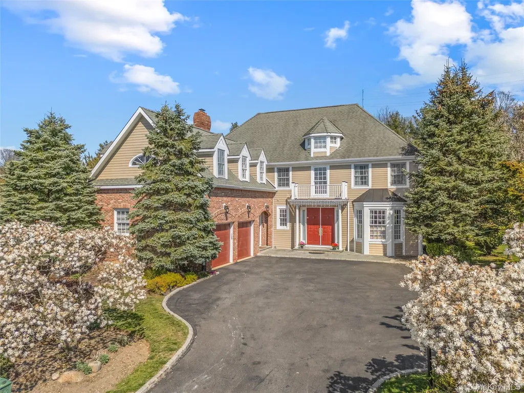 16 Mackay Way Roslyn NY 11576
