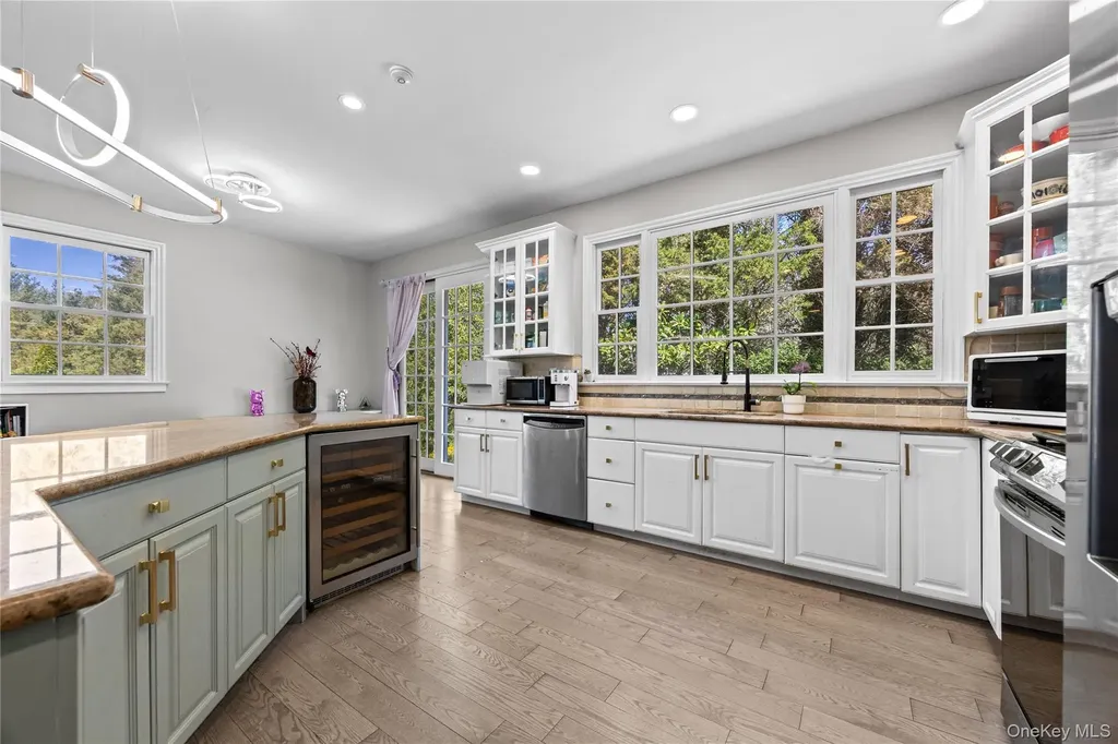 16 Mackay Way Roslyn NY 11576
