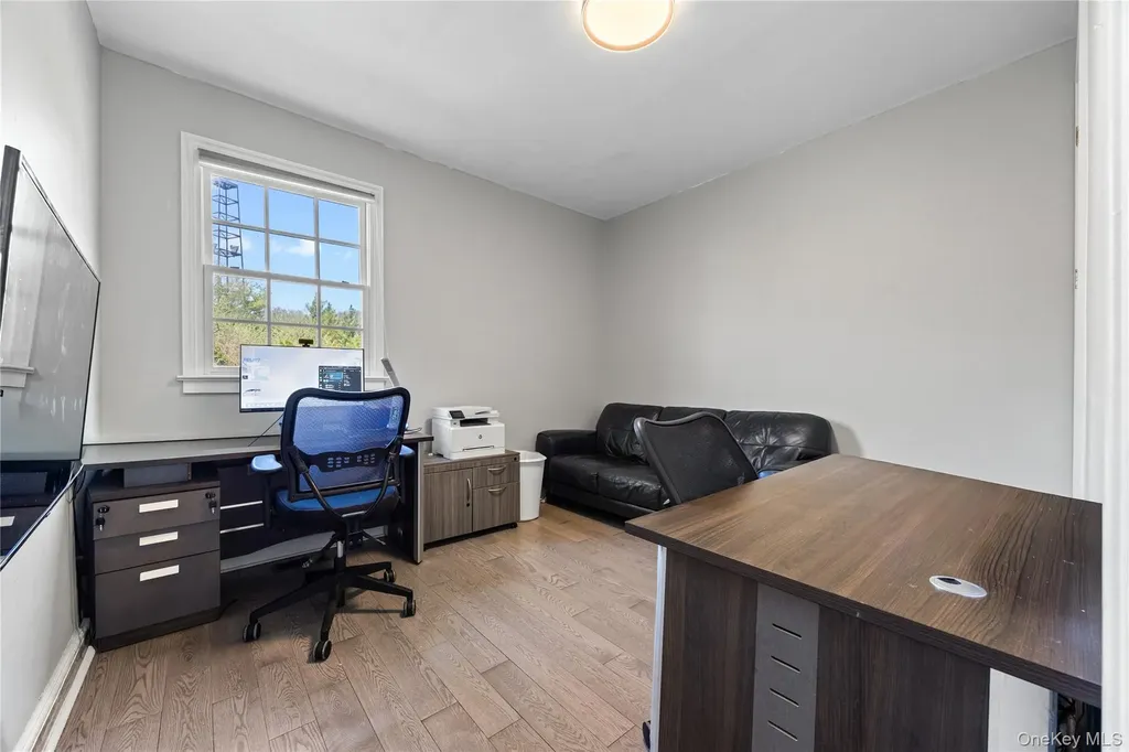 16 Mackay Way Roslyn NY 11576