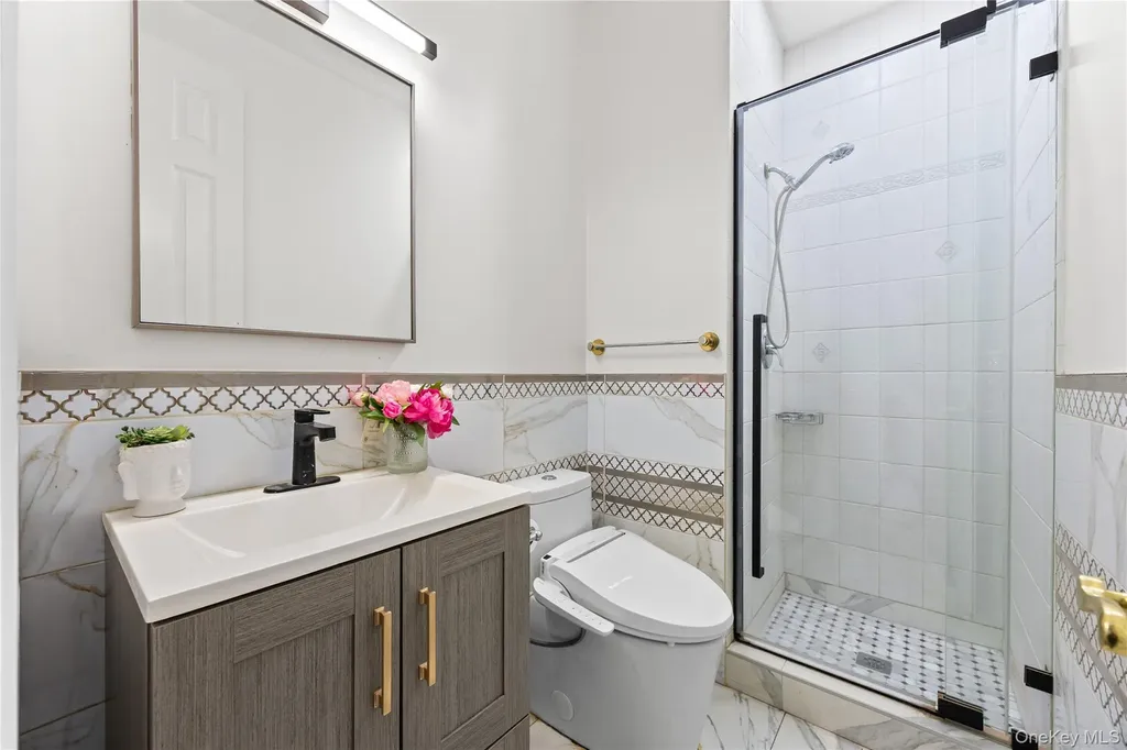 16 Mackay Way Roslyn NY 11576