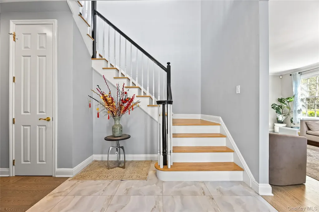 16 Mackay Way Roslyn NY 11576
