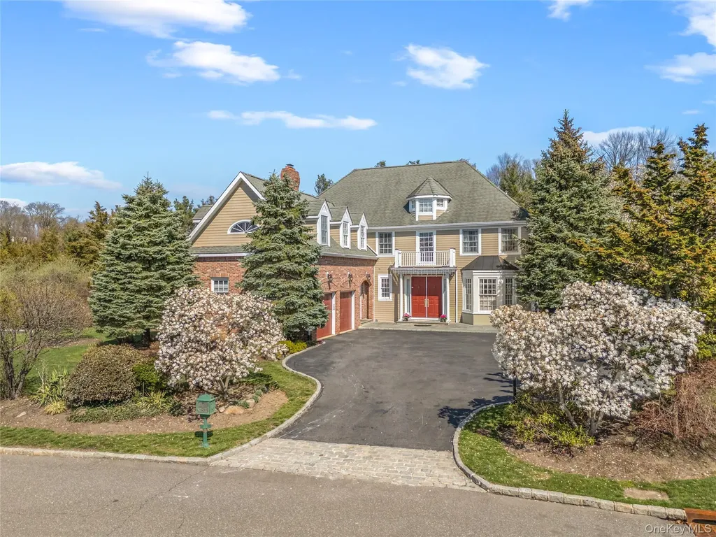 16 Mackay Way Roslyn NY 11576