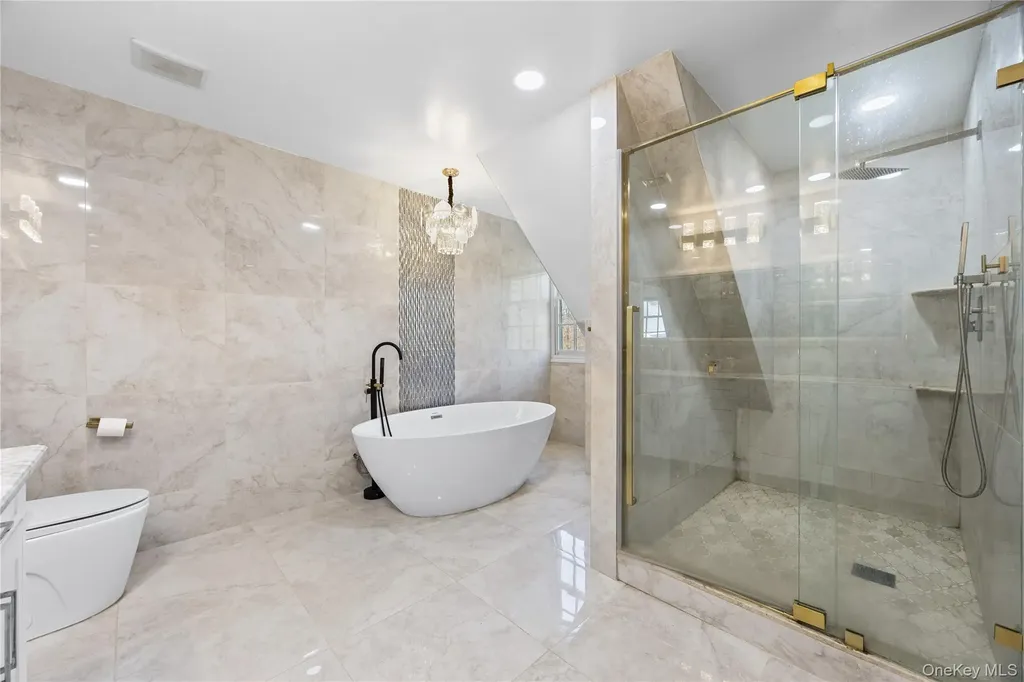 16 Mackay Way Roslyn NY 11576