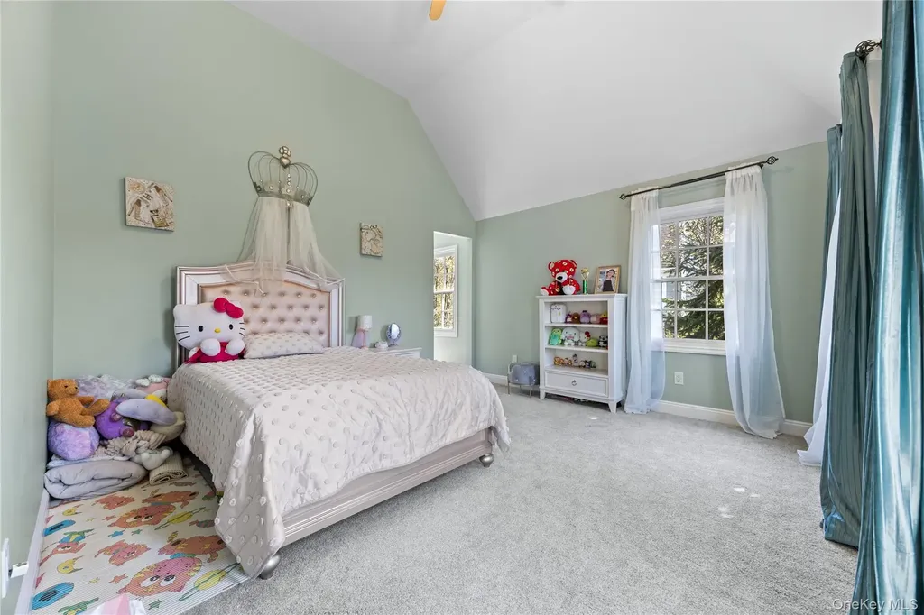 16 Mackay Way Roslyn NY 11576
