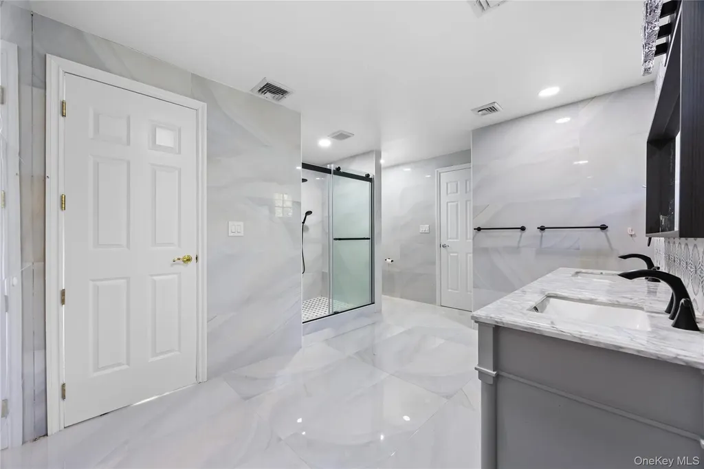 16 Mackay Way Roslyn NY 11576