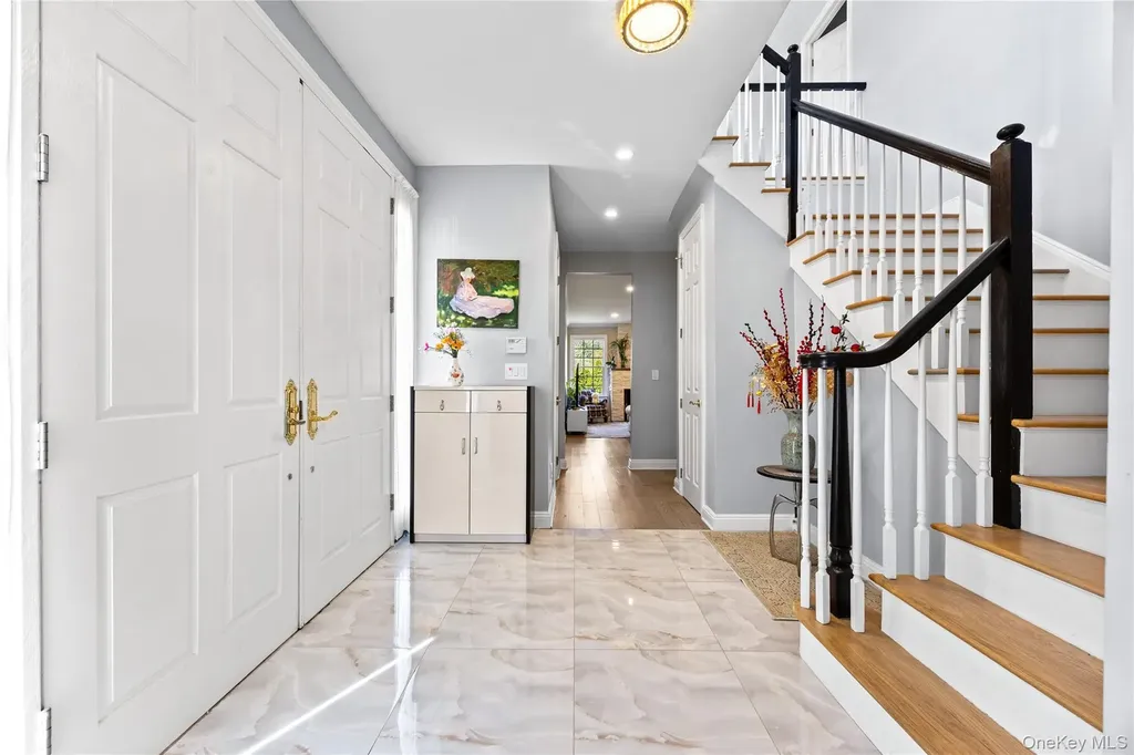 16 Mackay Way Roslyn NY 11576