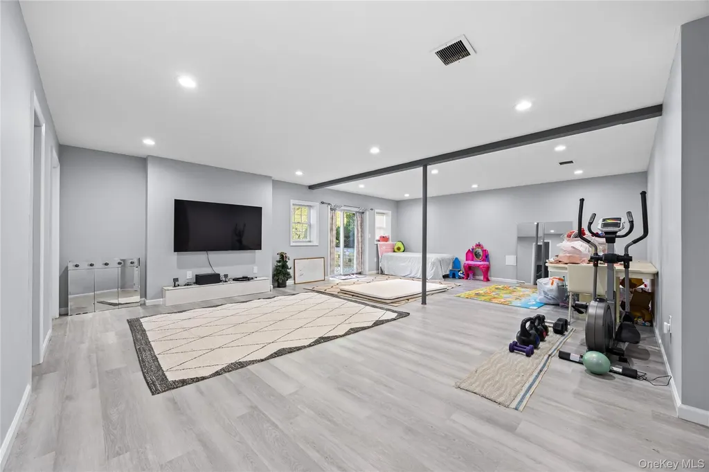 16 Mackay Way Roslyn NY 11576